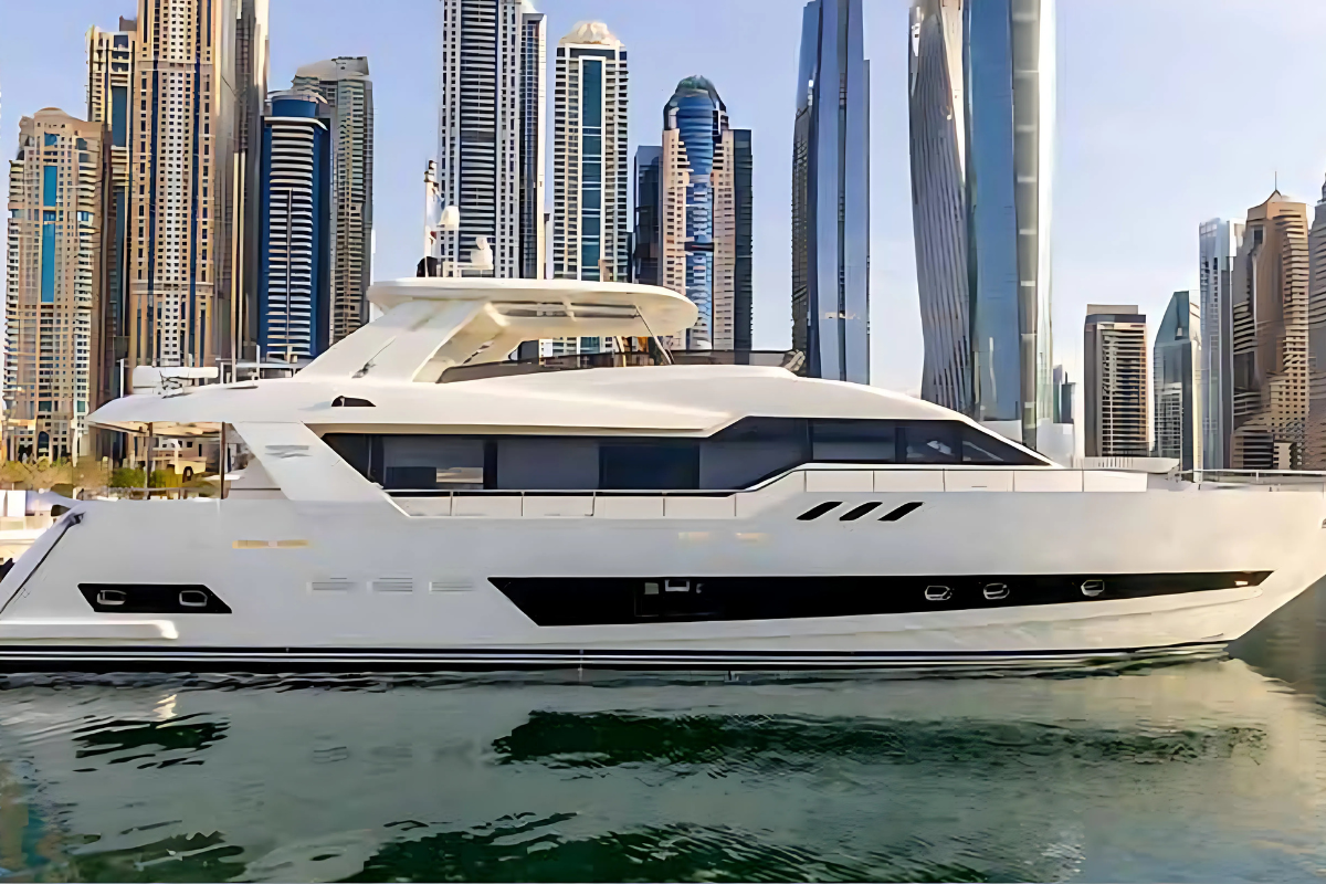 96 FT Caliente Luxury Yacht Dubai