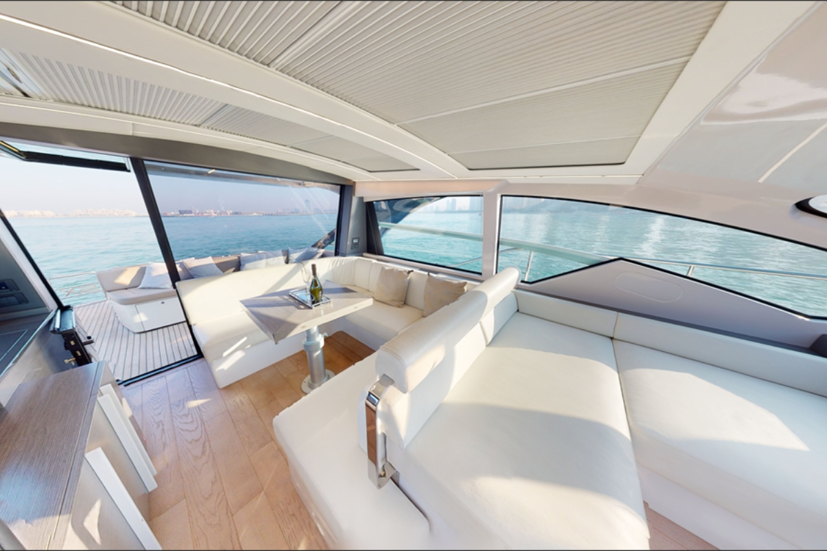 Pershing 5X Lounge