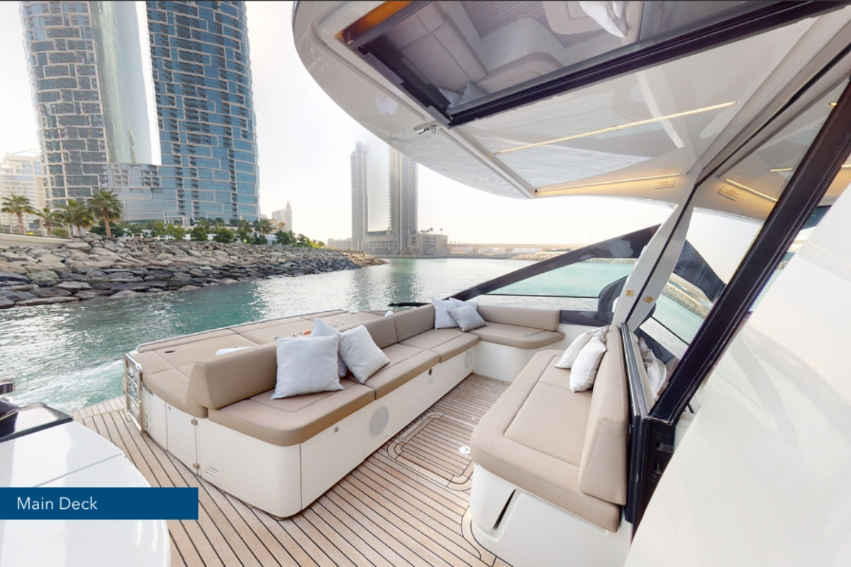 Pershing 5X Lounge